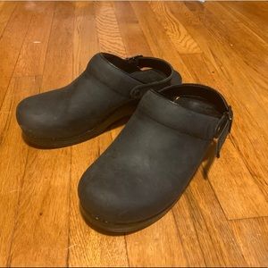 Dansko Clog: Ingrid Black Oiled